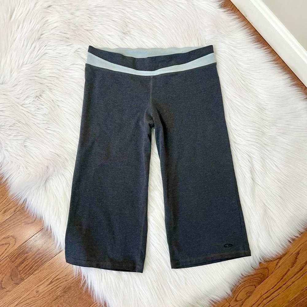 Vintage 2000s gray capri yoga pants 🩶by Champion